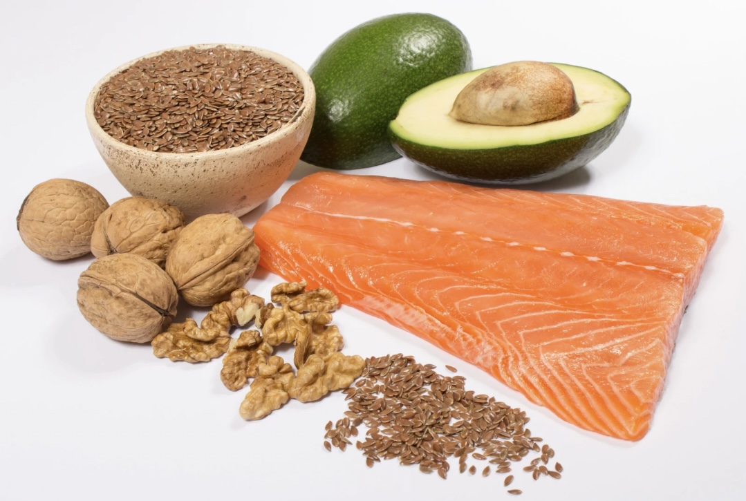 Gesunde Fette und Omega-3-Fettsäuren in Avocado, Lachs und Nüssen