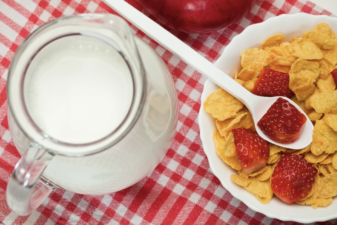 Cornflakes, fettarme Milch und Erdbeeren für ein gesundes Frühstück