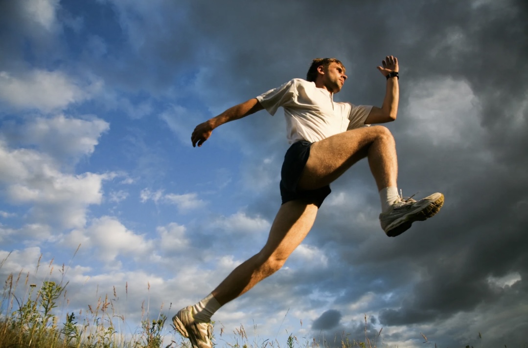 Ein Mann beim Joggen unter freiem Himmel fotografiert