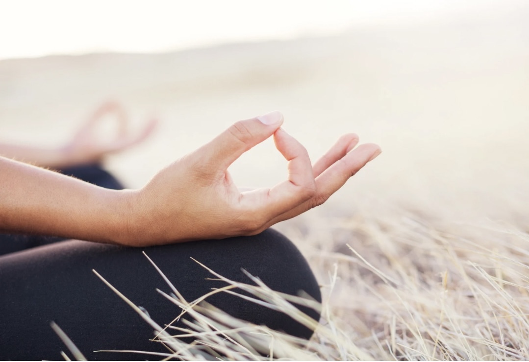 Yogameditation auf einem Kornfeld